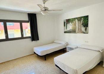 Una de las habitaciones del centro de acogida Nazaret de Cáritas.