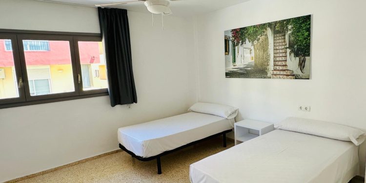 Una de las habitaciones del centro de acogida Nazaret de Cáritas.
