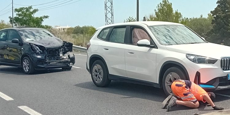 El vehículo Smart ha quedado siniestro total, con toda la parte delantera destrozada.