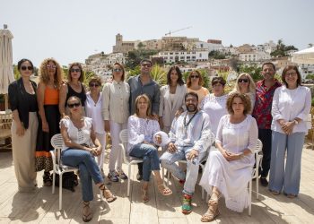 Las diseñadoras y los diseñadores Adlib posan junto a la consellera en la terraza del hotel The Standard.