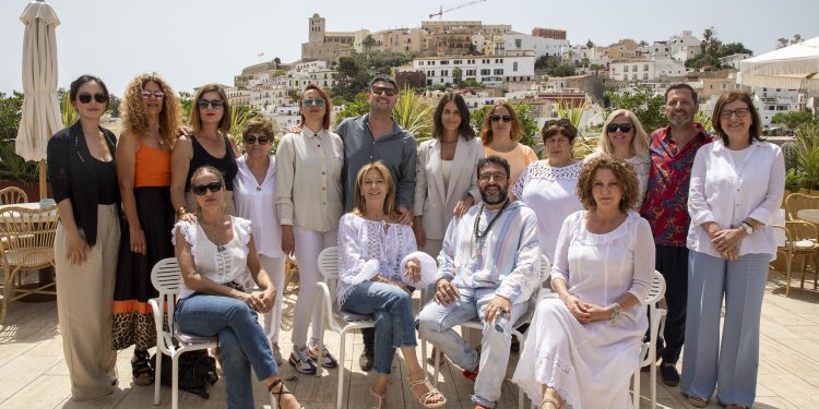 Las diseñadoras y los diseñadores Adlib posan junto a la consellera en la terraza del hotel The Standard.