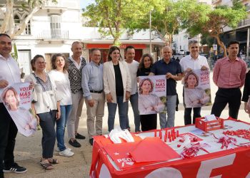 Els socialistes, a la taula informativa instalada a Vara de Rey. Foto: FSE-PSOE