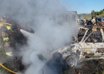 Los bomberos durante la extinción del fuego. Foto: Bombers d'Eivissa