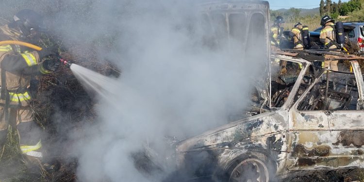 Los bomberos durante la extinción del fuego. Foto: Bombers d'Eivissa