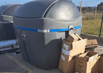 Cartones fuera del contenedor. Fotos: Policía Local de Ibiza