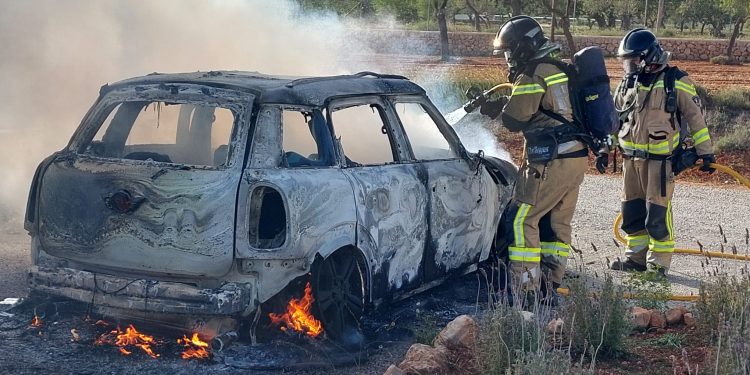 Los bomberos apagan el fuego. Fotos: Bombers d'Eivissa