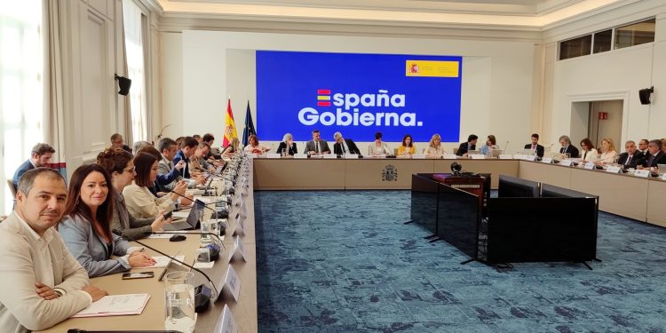 A la izquierda, la consellera Marta Vidal durante la Conferencia Sectorial de Vivienda. Foto: Conselleria de Vivienda