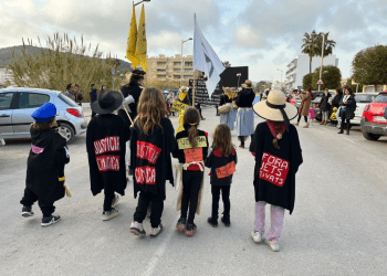 Imatge d'una campanya de protesta d'Eivissa es Rebel·la durant una rúa de carnestoltes.