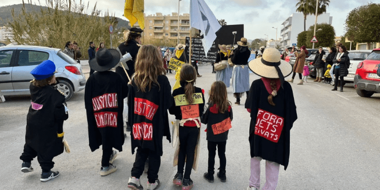 Imatge d'una campanya de protesta d'Eivissa es Rebel·la durant una rúa de carnestoltes.