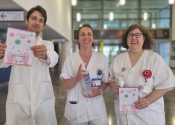 Personal sanitario muestra algunos elementos de la campaña. Foto: Área de Salud de Ibiza y Formentera