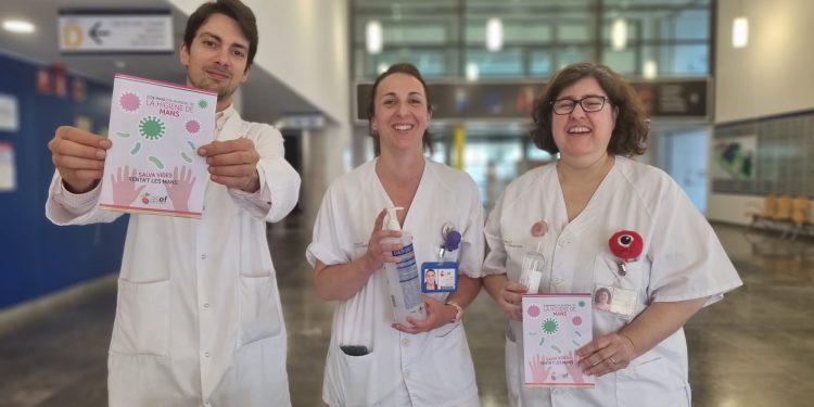 Personal sanitario muestra algunos elementos de la campaña. Foto: Área de Salud de Ibiza y Formentera