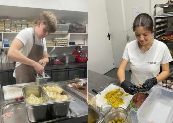 Luca y Candela, los dos estudiantes del IES Isidor Macabich haciendo sus prácticas en un restaurante de Ámsterdam.