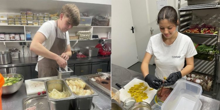 Luca y Candela, los dos estudiantes del IES Isidor Macabich haciendo sus prácticas en un restaurante de Ámsterdam.