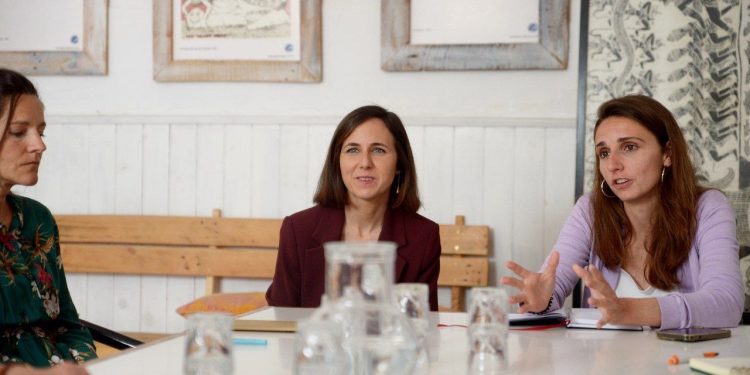 Ione Belarra se ha reunido en Palma con representantes de la Plataforma 'Menys Turisme, Més Vida'