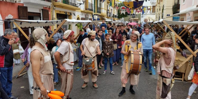 Una imagen de la Feria Ibiza Medieval, que obliga a cortar al tráfico varias calles de la Marina y Dalt Vila.