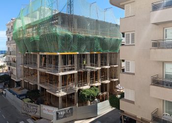 Obra en el centro de Santa Eulària, en una imagen tomada hoy.  Foto: Noudiari