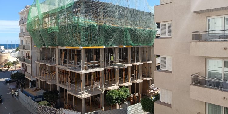 Obra en el centro de Santa Eulària, en una imagen tomada hoy.  Foto: Noudiari