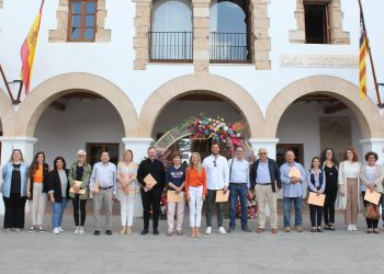 Los representantes municipales y de las diferentes entidades, tras la firma de los convenios. Foto: Ayuntamiento de Santa Eulària