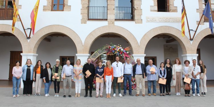 Los representantes municipales y de las diferentes entidades, tras la firma de los convenios. Foto: Ayuntamiento de Santa Eulària