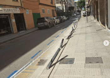 Pilonas de seguridad tumbadas, algunas de ellas casi arrancadas. Foto: Policía Local de Ibiza