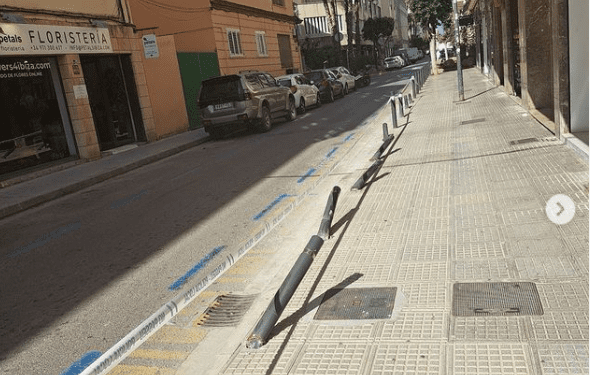 Pilonas de seguridad tumbadas, algunas de ellas casi arrancadas. Foto: Policía Local de Ibiza