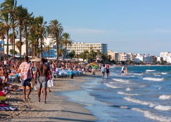 Imagen de archivo  de Platja d'en Bossa durante el verano.