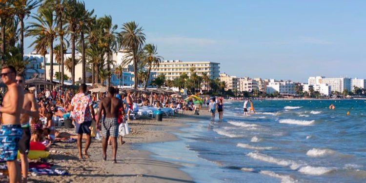 Imagen de archivo  de Platja d'en Bossa durante el verano.