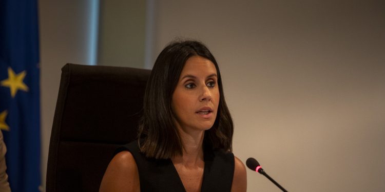 La consellera Maria Fajarnés, durante el pleno. Foto: Consell de Ibiza