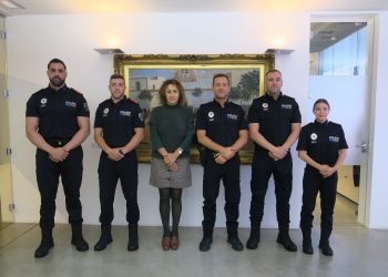 Mateu y Ponce junto a los nuevos agentes. Foto: Ayuntamiento de Sant Antoni