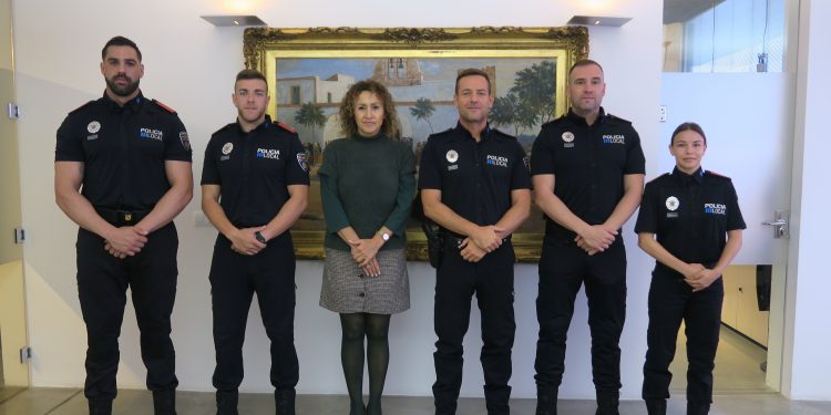 Mateu y Ponce junto a los nuevos agentes. Foto: Ayuntamiento de Sant Antoni