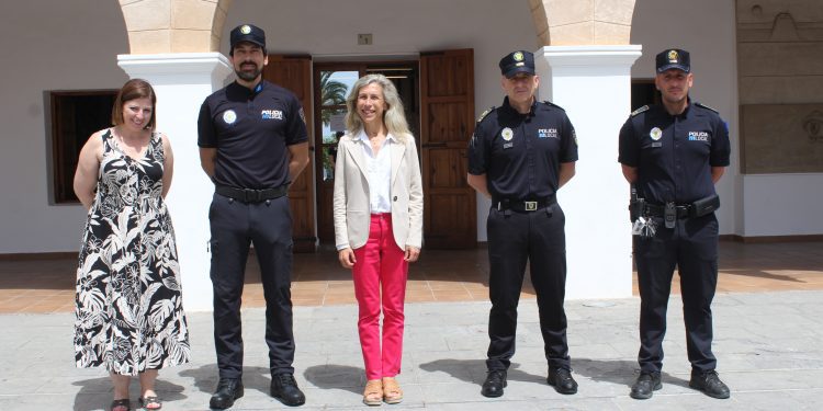 El nuevo agente junto a las autoridades tras jurar su cargo. Foto: Ayuntamiento de Santa Eulària