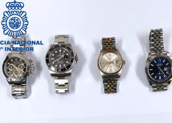 Imagen de cuatro de los relojes hallados en posesión de la pareja detenida.