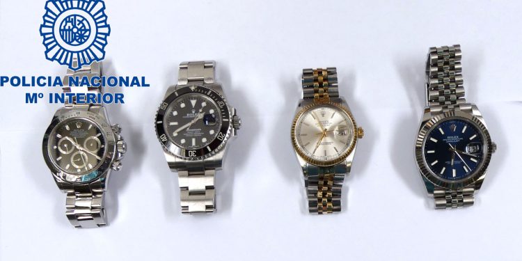 Imagen de cuatro de los relojes hallados en posesión de la pareja detenida.