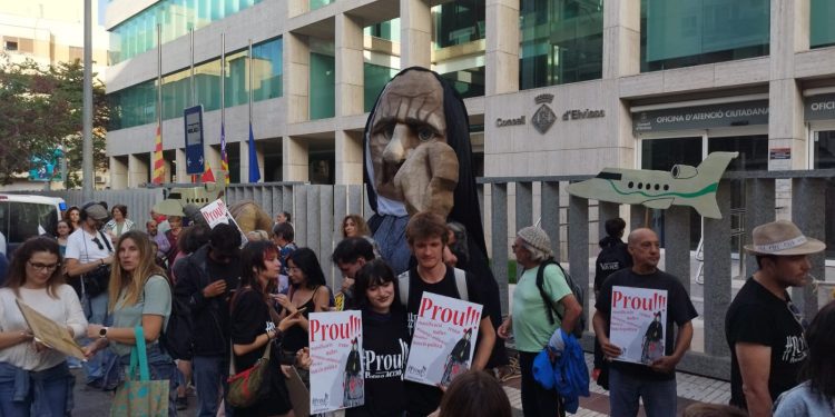 Imagen de una protesta de Prou! junto al Consell.