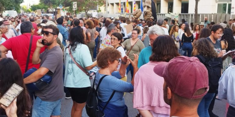 Un millar de personas protestaron el pasado 24 de mayo, en este caso convocados por la plataforma Prou!. Foto: Noudiari
