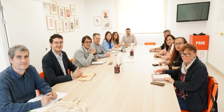 Encuentro de los representantes del PSOE con los sindicatos durante la jornada sobre turismo. Foto: FSE-PSOE