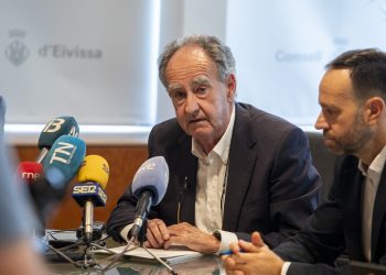 Javier Sanz, presidente de la APB, hoy en el Consell de Ibiza.