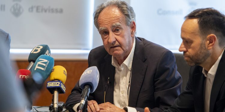 Javier Sanz, presidente de la APB, hoy en el Consell de Ibiza.