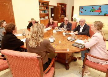 Imagen de archivo de una reunión celebrada en noviembre entre representantes de CCOO y la presidenta del Govern, Marga Prohens. Foto: Govern balear
