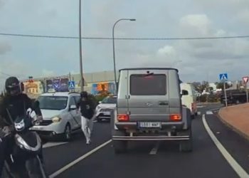 Imagen del momento en el que un ladrón roba el reloj al conductor de un Mercedes en Ibiza.