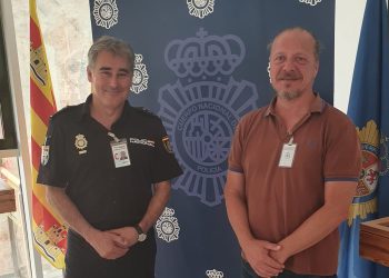 El comisario de la Policía Nacional de Ibiza, Manuel Hernández, con el senador de Ibiza y Formentera, Juanjo Ferrer.