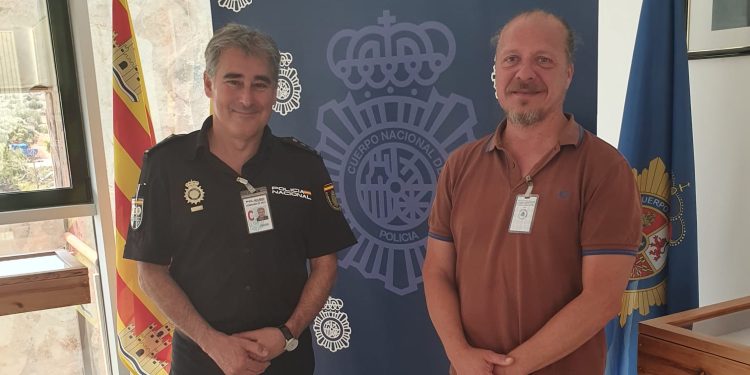 El comisario de la Policía Nacional de Ibiza, Manuel Hernández, con el senador de Ibiza y Formentera, Juanjo Ferrer.