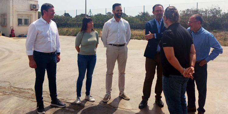 Un momento de la visita a la planta de transferencia de residuos. Foto: Govern balear