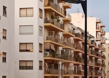 Imagen de archivo de un bloque de pisos en Ibiza.