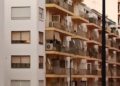 Imagen de archivo de un bloque de pisos en Ibiza.