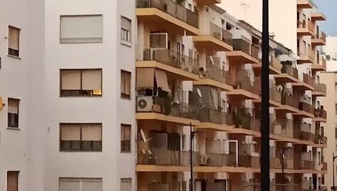 Imagen de archivo de un bloque de pisos en Ibiza.