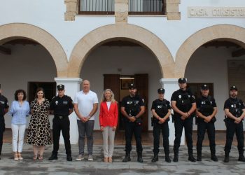 Los agentes posan con la alcaldesa y el resto de autoridades tras la toma de posesión. Foto: Ayuntamiento de Santa Eulària