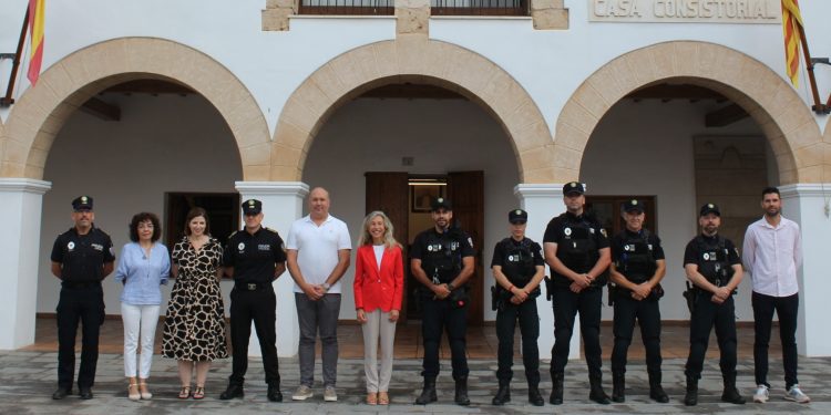 Los agentes posan con la alcaldesa y el resto de autoridades tras la toma de posesión. Foto: Ayuntamiento de Santa Eulària