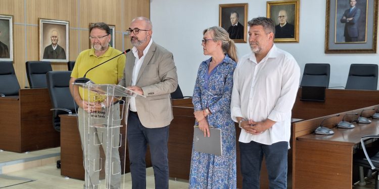 Roig, segundo por la izquierda, junto a sus tres primeros alcaldes, durante la valoración del primer año.