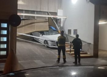 Así quedó el vehículo tras sufrir un accidente y que la puerta del garaje se le viniese encima. Fotos y vídeo Noudiari